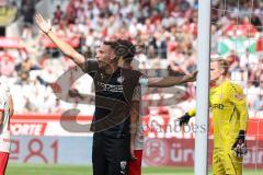 3. Liga; Rot-Weiss Essen - FC Ingolstadt 04; Tobias Schröck (21, FCI) fordert den Ball