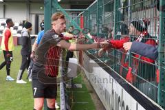 3.Liga - Saison 2023/2024 - SC Verl - FC Ingolstadt 04 - Die Mannschaft bedankt sich bei den Fans -  Abklatschen - Jannik Mause (Nr.7 - FCI) - Foto: Meyer Jürgen