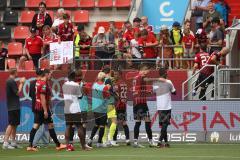 3. Fußball-Liga - Saison 2022/2023 - FC Ingolstadt 04 - SpVgg Bayreuth - Das Spiel ist aus - Jubel - Die Spieler bedanken sich bei den Fans -   - Foto: Meyer Jürgen