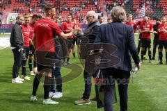 2.BL; FC Ingolstadt 04 - FC Hansa Rostock; vor dem Spiel Verabschiedung der Spieler die den Verein verlassen. Stefan Kutschke (30, FCI) Vorsitzender des Vorstandes Peter Jackwerth (FCI)