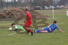 Kreisliga - Saison 2024/25- SV Hundszell - TSV Kösching-  - Jonas Betz rot Kösching - Tim Liesegang blau Hundszell - Lucas Steinbach Torwart Hundszell - Foto: Meyer Jürgen