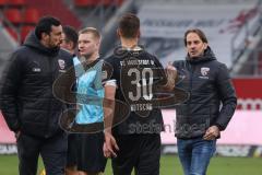 2.BL; FC Ingolstadt 04 - Hannover 96; Spiel ist aus, Niederlage, hängende Köpfe, Cheftrainer Rüdiger Rehm (FCI) bedankt sich bei #f30, Sportmanager Malte Metzelder (FCI)