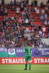DFB Pokal; FC Ingolstadt 04 - Erzgebirge Aue; Torwart Männel Martin (1 Aue) bedankt sich bei den aus Aue mitgereisten Fans