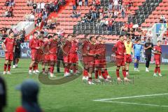 3. Liga; FC Ingolstadt 04 - 1. FC Schweinfurt 05; Spiel ist aus, Niederlage, hängende Köpfe 2:3 Spieler bedanken sich bei den Fans