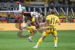 3. Liga; FC Ingolstadt 04 - Alemannia Aachen; Zweikampf Kampf um den Ball Georgios Antzoulas (6, FCI) Foul geht zu Boden Meiko Wäschenbach (11 AA)