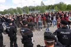 3. Liga - FC Ingolstadt 04 - TSV 1860 München - Spieler gehen zu den Fans die vor dem Stadion waren, Tumult. Polizei, Jubel zum Sieg