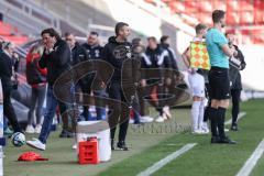 3. Liga; FC Ingolstadt 04 - FC Viktoria Köln; Max Dittgen (10, FCI) beschwert sich beim Schiedsrichter und bekommt gelbe Karte, Cheftrainer Michael Köllner (FCI) und Sportdirektor Ivica Grlic  (FCI) können es nicht glauben