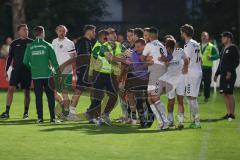 Kreisliga - Saison 2023/24 - Relegation zur BZL - FC Gerolfing - SV Aschau - Tumult nach dem 1:2 Treffer - Ein verletzter Gerolfinger Spieler am Boden und Aschau spielte weiter und schoß ein Tor -  - XXXXX - Foto: Meyer Jürgen