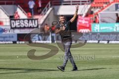 3. Liga; FC Ingolstadt 04 - Hallescher FC; Cheftrainer Michael Köllner (FCI) bedankt sich bei den Fans