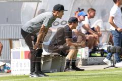 2.BL; SV Darmstadt 98 - FC Ingolstadt 04 - ratlos, schaut zu Cheftrainer Roberto Pätzold (FCI) und Co-Trainer Thomas Karg (FCI)