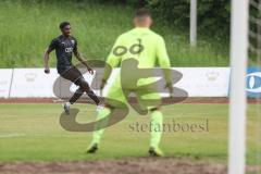 Relegation 2 - U17 - SSV Jahn Regensburg - FC Ingolstadt 04 - Michael Udebuluzor (25 FCI) vor  Torwart Milan Herczig (1 SSV)