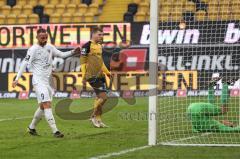 3. Liga - Dynamo Dresden - FC Ingolstadt 04 - Fatih Kaya (9, FCI), Torwart Kevin Broll (1 Dresden) fängt den Ball