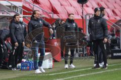 2.BL; FC Ingolstadt 04 - Hannover 96; Tor wird nicht gegeben, an der Seitenlinie, Spielerbank Cheftrainer Rüdiger Rehm (FCI) Co-Trainer Thomas Karg (FCI) Sportmanager Malte Metzelder (FCI)