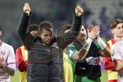 3. Liga; Erzgebirge Aue - FC Ingolstadt 04; nach dem Spiel Spieler bedanken sich bei den Fans Unentschieden Remis  2:2 Max Besuschkow (17, FCI) animiert die Fans Torwart Kai Eisele (25, FCI) Jasper Maljojoki (23, FCI)