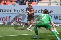 2.BL; FC Ingolstadt 04 - SC Paderborn 07; Dennis Eckert Ayensa (7, FCI) Angriff Torwart Huth Jannik (21 SCP)