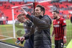 3. Liga; FC Ingolstadt 04 - VfL Osnabrück; Niederlage, hängende Köpfe die Mannschaft vor den Fans, Ehrenrunde mit Cheftrainer Guerino Capretti (FCI) macht eine Ansage zu den Fans