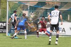 Kreisliga - Saison 2024/25- SV Menning - TSV Ober/Unterhaunstadt-  - Manuel Hunner grau Ober/Haunstadt vergibt einen Torchance - Marc Zimmer blau Menning - Foto: Meyer Jürgen