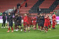 3. Liga; FC Ingolstadt 04 - SC Verl; Niederlage, hängende Köpfe 1:2, Spieler bedanken sich bei den Fans Simon Lorenz (32, FCI) Max Besuschkow (17, FCI) Jasper Maljojoki (23, FCI) Lukas Fröde (34, FCI)