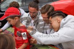 3. Liga; FC Ingolstadt 04 - offizielle Mannschaftsvorstellung auf dem Ingolstädter Stadtfest, Rathausplatz; Autogrammstunde für die Fans, Dominik Franke (3 FCI) Denis Linsmayer (23, FCI) Valmir Sulejmani (7, FCI)