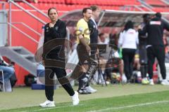 3. Liga; FC Ingolstadt 04 - VfL Osnabrück; Cheftrainerin Sabrina Wittmann (FCI) an der Seitenlinie, Spielerbank