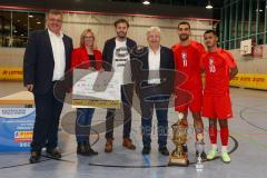 Lotto - Hallen - Bayerncup -  Saison 2022/2023  - Siegerehrung - Herbert Nerb links Bürgermeister Manching - Christoph Enzmann 2 voli - Ludwig Schmidt BFV - Akif Abasilkeles  #11 - Alen Patak #10 beide FC FAtih Ingolstadt - Foto: Meyer Jürgen