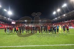 3. Liga; FC Ingolstadt 04 - Hallescher FC; Sieg Jubel Freude Spieler bedanken sich bei den Fans, Ehrenrunde, Tanz