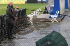 3. Liga - Hansa Rostock - FC Ingolstadt 04 - Im Interview Geschäftsführer Manuel Sternisa (FCI) kämpf mit Wind Wetter Sturm Regen Regenschirm