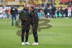 3. Liga; FC Ingolstadt 04 - Alemannia Aachen; Spiel ist aus, Niederlage, hängende Köpfe 1:2; Cheftrainerin Sabrina Wittmann (FCI) geht zum Interview und bespricht mit Spielanalyst Yannick Schmidt (FCI)