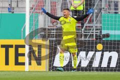 DFB Pokal; FC Ingolstadt 04 - Erzgebirge Aue; Torwart Fabijan Buntic (24, FCI) fordert