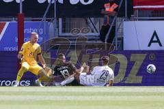 3. Liga; FC Ingolstadt 04 - Hallescher FC; Mladen Cvjetinovic (19, FCI) verhindert t Tor von Bolyki Andor (29 Halle) Torwart Marius Funk (1, FCI)