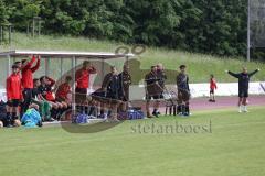 Relegation 2 - U17 - SSV Jahn Regensburg - FC Ingolstadt 04 - Aufregung Spielerbank bei Ingolstadt, Max Gärtner und rechts Cheftrainerin Sabrina Wittmann (FCI)