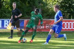 Bezirksliga Oberbayern Nord - SV Manching - SV Nord Lerchenau - Ousseynou Tamba (#10 Manching) grün - Hafner Korbinian blau Lerchenau - Foto: Jürgen Meyer