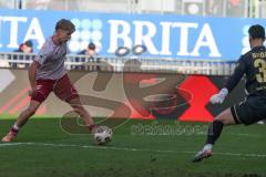 3. Liga - Saison 2025/26 - SV Wehen/Wiesbaden - FC Ingolstadt 04  - Max Plath (Nr.14 - FCI) schiesst den 1:1 Ausgleichstreffer - jubel - Torwart Noah Brdar (Nr.31 - Wiesbaden) - Foto: Meyer Jürgen