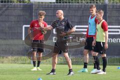 2.BL; FC Ingolstadt 04 - Neuer Cheftrainer Andre Schubert mit Co-Trainer Asif Saric im ersten Training, Cheftrainer André Schubert (FCI) erklärt Übung vor Hawkins Jaren (20 FCI) Stefan Kutschke (30, FCI) Denis Linsmayer (23, FCI)