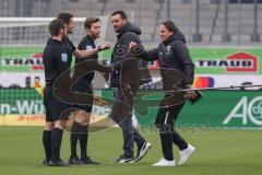 2.BL; 1. FC Heidenheim - FC Ingolstadt 04; Sportmanager Malte Metzelder (FCI) und Cheftrainer Rüdiger Rehm (FCI) gehen über den Platz vor dem Spiel und begrüßen die Schiedsrichter