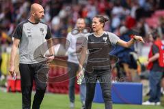 Toto-Pokal Finale; Würzburger Kickers - FC Ingolstadt 04; Gang in die Pause Diskussion Cheftrainerin Sabrina Wittmann (FCI) Co-Trainer Maniyel Nergiz (FCI)