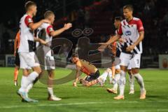 3. Liga; FC Viktoria Köln - FC Ingolstadt 04; Spiel ist aus, Niederlage, hängende Köpfe, Simon Lorenz (32, FCI) am Boden, Köln feiert