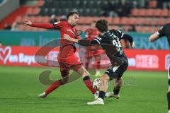 3. Liga; FC Ingolstadt 04 - SC Verl; Max Besuschkow (17, FCI) Zweikampf Kampf um den Ball Otto Fynn (34 Verl)