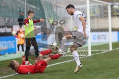 3. Liga; Rot-Weiss Essen - FC Ingolstadt 04; Zweikampf Kampf um den Ball Paul Herbert (28, FCI) am Boden Lukas Fröde (34, FCI)