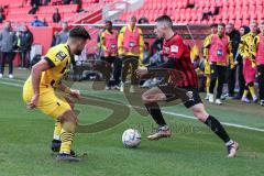 3. Liga; FC Ingolstadt 04 - Borussia Dortmund II; Zweikampf Kampf um den Ball Felix Keidel (43, FCI) Papadopoulos Antonios ( BVB2)