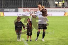 2.BL; SV Sandhausen - FC Ingolstadt 04 - Spiel ist aus Danke Sieg 0:2, Feiern mit den Fans Fankurve, Ex-Spieler Denis Linsmayer (23, FCI) bedankt sich bei den Sandhausener Fans im Trikot mit seinen Kindern