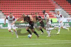 2.BL; FC Ingolstadt 04 - SG Dynamo Dresden; Angriff Schuß vorbei, Maximilian Beister (11, FCI) Ehlers Kevin (39 Dresden) Sollbauer Michael (21 Dresden) Christian Gebauer (22, FCI)