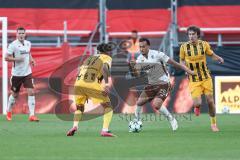 3. Liga; FC Ingolstadt 04 - Alemannia Aachen; Zweikampf Kampf um den Ball Nishan Velupilay (28 FCI) Joel da Silva Kiala (37 AA)