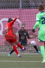 2. Fußball-Liga - Frauen - Saison 2022/2023 - FC Ingolstadt 04 - VFL Wolfsburg II - Villena Scheffler (Nr.28 - FCI Frauen) mit einer Torchance - Kassen Julia Torwart Wolfsburg - Foto: Meyer Jürgen