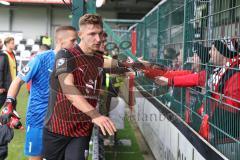 3.Liga - Saison 2023/2024 - SC Verl - FC Ingolstadt 04 - Die Mannschaft bedankt sich bei den Fans -  Abklatschen - Julian  Klügl (Nr.31 - FCI) -  - Foto: Meyer Jürgen