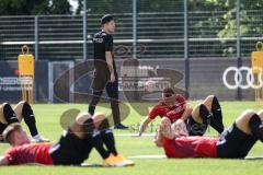 2. Bundesliga - FC Ingolstadt 04 - Trainingsauftakt mit neuem Trainerteam - Cheftrainer Roberto Pätzold (FCI) überwacht das Training