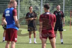 3. Liga; FC Ingolstadt 04 - Trainingsauftakt nach Sommerpause; Cheftrainerin Sabrina Wittmann (FCI) gibt Anweisungen Mannschaft um sie herum