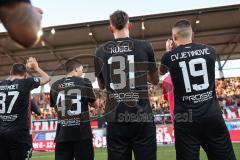 3. Liga; FC Ingolstadt 04 - TSV 1860 München; Sieg Jubel Freude Spiel ist aus 2:1, Spieler bedanken sich bei den Fans, Tanz Mladen Cvjetinovic (19, FCI) Julian Kügel (31, FCI) Felix Keidel (43, FCI) Pascal Testroet (37, FCI)