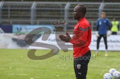 3. Liga; VfB Oldenburg - FC Ingolstadt 04; Moussa Doumbouya (27, FCI) vor dem Spiel betet