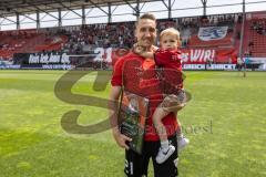 3. Liga; FC Ingolstadt 04 - VfB Lübeck; vor dem Spiel Tobias Schröck (21, FCI) letztes Heimspiel Verabschiedung , Fan Fankurve Banner Fahnen Spruchband Nummer 21